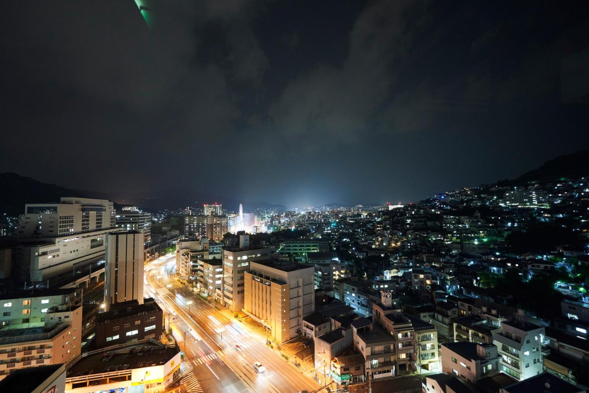 The Global View Nagasaki Exterior foto View of the city at night