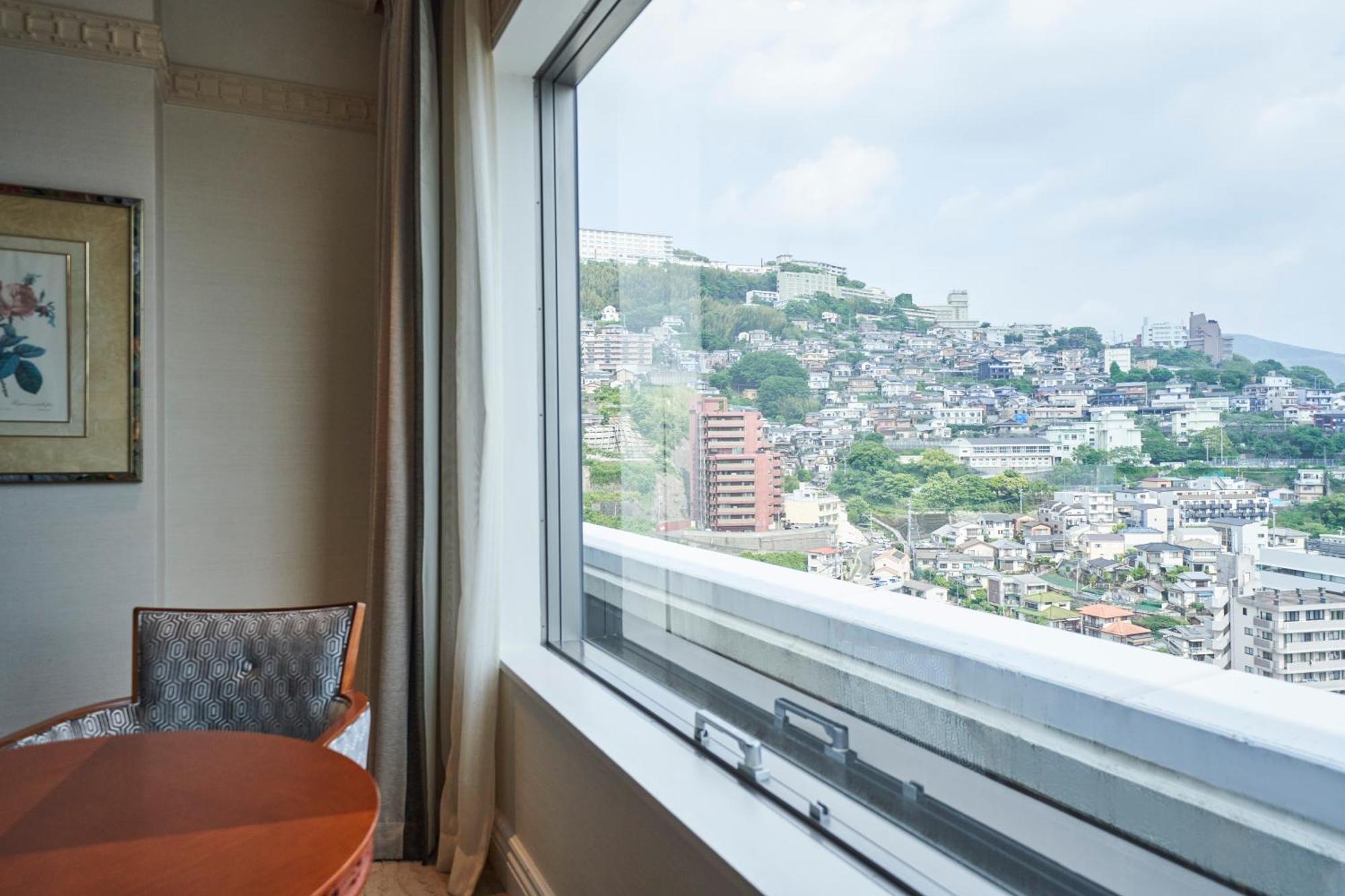 The Global View Nagasaki Exterior foto A window with a view of the city